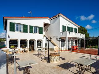Local Comercial a Carrer equinoccis 4. Local comercial en venta con terraza y vivienda en la parte supe