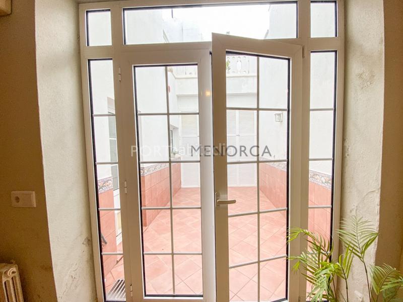 Foto bb597f9e-7901-41ab-afee-9e6c83385a9c. Casa  reformada con patio en mahon en Centre Històric Maó