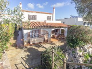 Chalet à Avenida david russell 14. Casa con patio y garaje en es migjorn gran