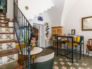 Local Comercial a Es Mercadal Poble. Restaurante con apartamento en traspaso con opción de compra