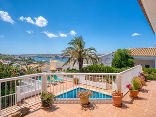 Chalet en Cala Llonga-Sa Mesquida. Elegante chalet con vistas al mar en cala llonga