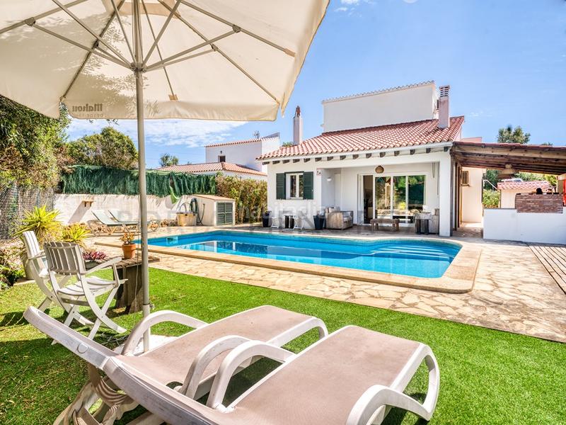 Foto d6e9fa85-bf93-4316-a7bd-4b8fe35bc6be. Chalet moderno chalet con piscina en la costa sur de menorca en Sant Lluís