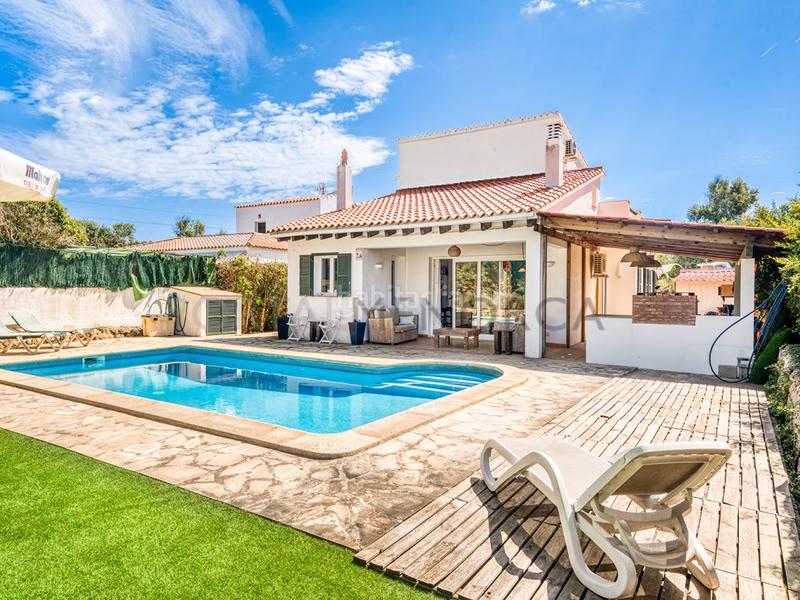 Foto d8e6fbb7-6d8a-45f6-acb2-ed68b7d0e4ea. Chalet moderno chalet con piscina en la costa sur de menorca en Sant Lluís