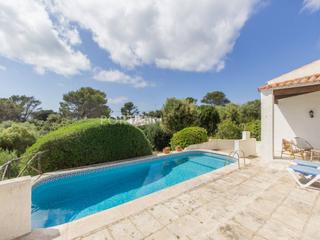Chalet in Binibèquer. Chalet con piscina en venta cerca de la playa de binibeca