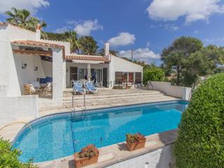 Chalet dans Binibquer. Chalet con piscina en venta cerca de la playa de binibeca