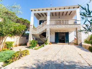 Chalet à Calle mar blava 22. Espacioso chalet en venta en punta prima muy cerca de la playa