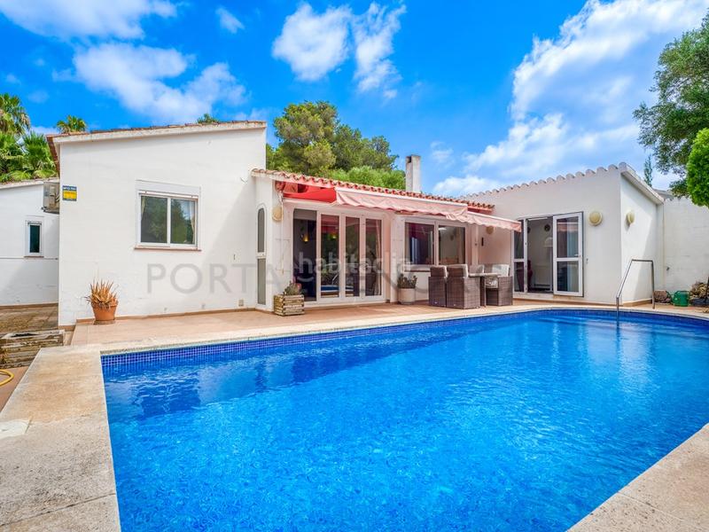 Foto a12e333c-642b-4b11-84b7-45a7c79df91e. Chalet encantadora villa en una zona residencial tranquila en binixica en Maó