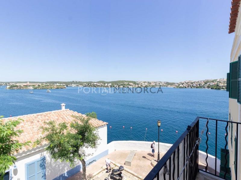 Foto d6ff3088-25c9-4b0b-8a28-12f2663ea736. Piso  con vistas al puerto de mahón y acceso directo al mar en Es Castell