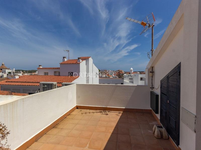Foto 0f1568fe-dd09-47ca-b729-4c1c0a4dcbe6. Piso duplex con parking y terraza en el centro de mao en Maó