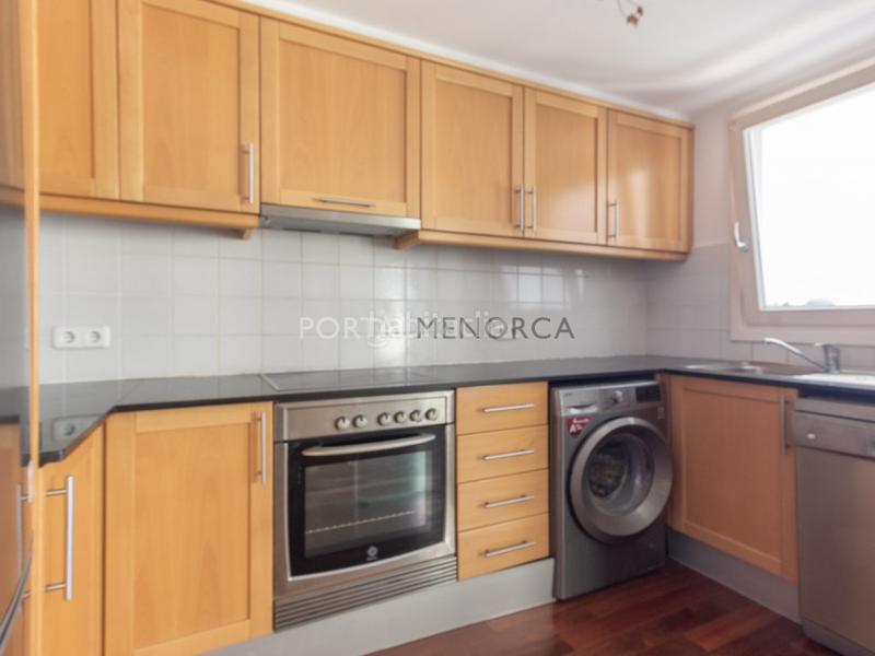 Foto ad06f75d-f53b-4192-8224-f6d207703602. Piso duplex con parking y terraza en el centro de mao en Maó