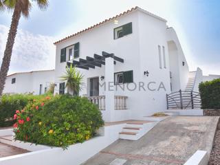 Chalet à Port d´Addaia. Chalet con piscina y licencia turística en addaia