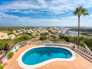 Chalet à Port d´Addaia. Chalet de 3 dormitorios con vistas panorámicas al mar en una pop