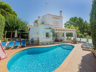 Xalet a Punta Grossa. Chalet con licencia turística y piscina en venta en menorca