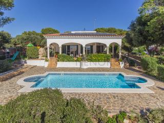 Xalet a Binibèquer. Chalet con piscina y licencia turística en venta en binibeca