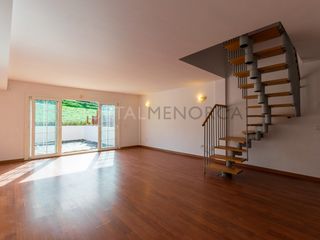 Piso en Es Mercadal Poble. Piso tríplex con patio, plaza de parking y vistas al campo en es