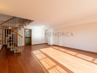 Pis a Es Mercadal Poble. Piso tríplex con patio, plaza de parking y vistas al campo en es
