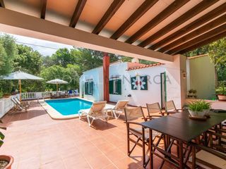 Chalet en Es Mercadal Poble. Finca con encanto y piscina privada en un entorno natural en la
