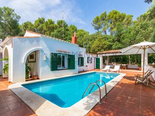 Chalet in Es Mercadal Poble. Finca con encanto y piscina privada en un entorno natural en la