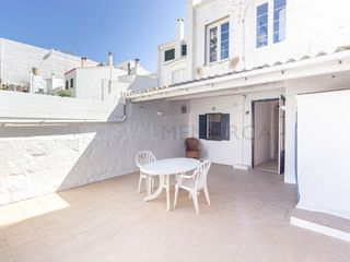 Casa in Avinguda Menorca-Sínia Costabella. Planta baja con patio y amplio sótano en el centro de mahón