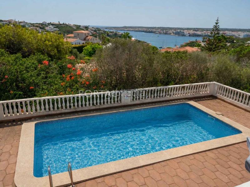 Foto b1f1aaee-b1fe-46b7-83ba-0c66d83a54d5. Chalet in urbanizacion cala llonga 59 in Cala Llonga-Sa Mesquida Maó / Mahón