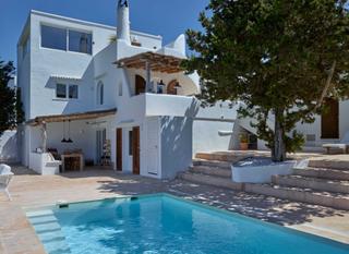 Casa a Cala Vedella-Cala Tarida. Fantstica propiedad dividida en 3 unidades a poca distancia de
