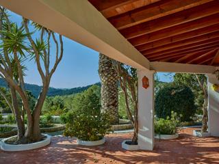 Casa a Cala Vedella-Cala Tarida. Amplia propiedad con 3 unidades