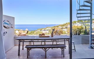 Apartament a Cala Vedella-Cala Tarida. tico con espectaculares vistas al mar y al atardecer
