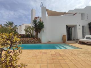 Casa a Cala Vedella-Cala Tarida. Preciosa casa adosada en calo den real con vista mar y a la pues