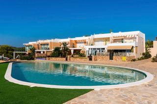 Casa a Cala Vedella-Cala Tarida. Espectacular casa adosada con vistas frontales al mar y a la pue