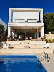 Casa a Cala Vedella-Cala Tarida. Casa moderna independiente con piscina privada