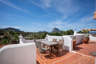 Casa a Cala Vedella-Cala Tarida. Una pequeña torre única con vistas a es vedrà