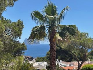 Casa a Cala Vedella-Cala Tarida. Casa adosada en esquina con unas vistas fantásticas a es vedrá,