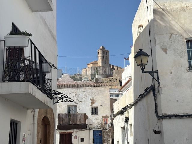 Foto fa2c1581-24d9-4fad-a6a6-411c0982bfc7. Casa amb calefacció a Dalt Vila-La Marina Ibiza