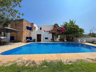 Casa in Sant Antoni de Portmany. Dos bonitas casas en una misma parcela a poca distancia de la di