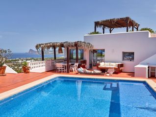 Casa a Cala Vedella-Cala Tarida. Magnifica propiedad con vistas espectaculares de la costa oeste
