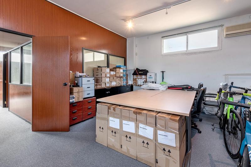 Foto ce8f914a-f4a6-4de1-a93a-cf8f09a0dbe4. Local comercial oportunidad! local comercial en illetas en Calvià