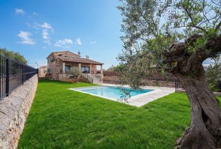 Casa in Sineu. Encantadora vivienda unifamiliar con piscina y vistas abiertas e
