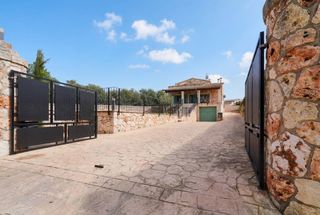 Casa a Sineu. Encantadora vivienda unifamiliar con piscina y vistas abiertas e
