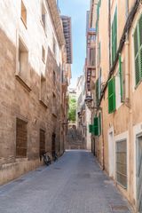 Pis a Sant Nicolau. Ático reformado con terraza privada en el corazón del casco hist
