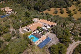 Casale in Sant Llorenç des Cardassar. Exclusiva finca rústica de lujo con piscina y más de 15.700 m2 d
