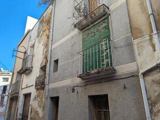 Casa  N/a. Casa de pueblo de 152m² en el casco antiguo, encastada en la ant