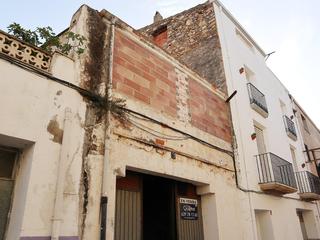 Casa a Carrer comerç 9. Casa almacén de 256m en zona murada de baix de ulldecona tarrago