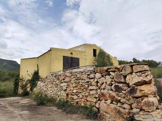 Masia  Partida sinyoles 76. Casa rustica y finca de olivos arbequina de 68.054m con pozo de