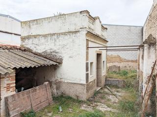 Casa a Vallàs 4. Patio urbano de 129m con almacén de 15my pozo de agua, en ulldec