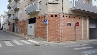 Local Comercial a N/a. Local comercial esquinero de 221m² en el centro de ulldecona (ta