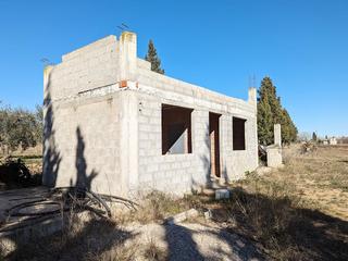 Masia  Partida les crevetes. Casa de campo de 20m, con noria de agua y tierra de regadío de 3