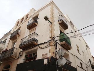 Casa a Carrer major 70. Casa unifamiliar esquinera con 5 habitaciones y con local comerc