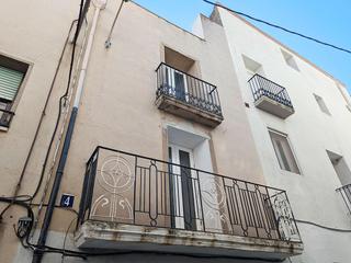 Casa a Carrer cervantes 4. Casa de pueblo para reformar de 124m con tres habitaciones, en l