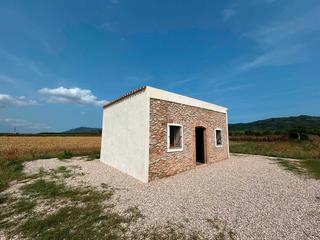Masia a La cogula. Oportunidad única de caseta de campo con finca de regadío de 11.