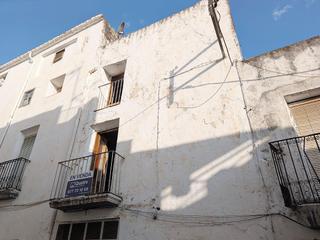 Casa  Carrer roger de flor. Casa céntrica para reformar de 128m con pozo y lagar en la pobla